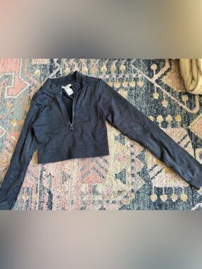 Cropped black workout long sleeve quarter zip size L